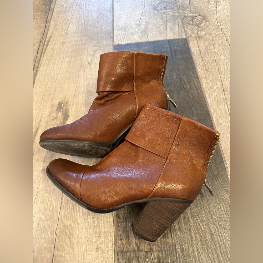 Vince Camuto Fall Ankle Boot Gorgeous Medium Brown Soft Leather W/ Chunky Heel - Picture 10 of 15